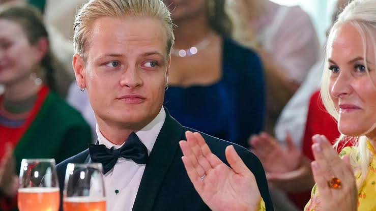 Marius Borg Høiby junto a su madre, la princesa heredera de Noruega, generada por IA
