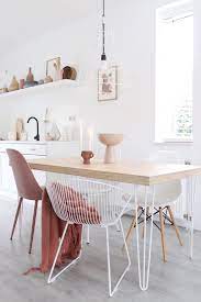 eettafel met roze accenten en witte keuken haus interieurs haus deko wohnzimmer stil