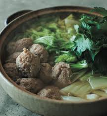 しょうが香る鶏だんごと三つ葉がウマ～！ 家にある調味料だけで作れる『鶏だんご、白菜、三つ葉の和風鍋』レシピ｜【公式】オトナミューズ ウェブ（otona  MUSE）