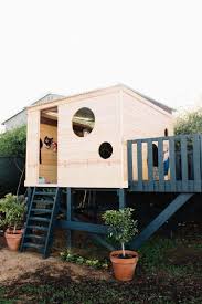Realisez Une Cabane En Bois Sur Pilotis Et Offrez A Vos Bambins Des Journees Pleines De Sourires Maison 2018 Salle De Spectacle Moderne Cabane Exterieur Enfant Cabane Bois