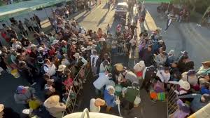 ¡Drama Lácteo! Miles de Litros de Leche Regalados por Bloqueos en Arequipa