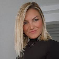 Esra Karabulut's Instagram, Twitter & Facebook