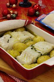 Cá entre nós, que gostamos da boa comida, daquela que aconchega igualmente a alma e o estômago. Cinco Quartos De Laranja Bacalhau Assado No Forno Com Batatas
