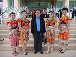 Baju ini hanya dipakai oleh golongan perempuan melayu. Pakaian Tradisional Dayak Iban Sarawak Kalimantan Review