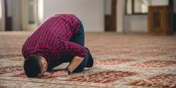 Sujud sahwi sendiri dilakukan ketika seseorang kelupaan dalam salat. Doa Sujud Sahwi Ketahui Tata Cara Dan Ketentuan Melaksanakannya Merdeka Com