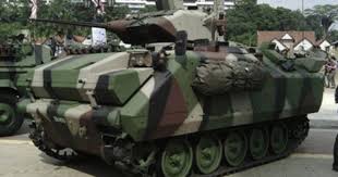 Kereta kebal tentera kemalangan, terlanggar sebuah proton wira. Kereta Perisai Malaysia Acv300 Adnan Dilancarkan Pekhabar