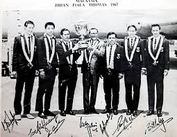 Er erhielt die auszeichnung des panglima mangku negara (pmn) mit dem titel tan sri, des seri paduka seri setia sultans abdul halim muadzam shah (dhms) mit dem titel dato 'paduka und des dato' paduka mahkota selangor. Pin On Illustrious Malaysians