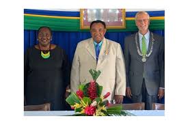 Die met zijn ellebogen uit gescheurde mouwen. Knight Woodley Receives Medal Pin And Certificate The Daily Herald Sxm Talks
