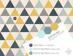Papier Peint A Motif Geometrique Triangle Couleur Jaune Moutarde Bleu Petrole Et Bleu Clair Association De Papier Peint Jaune Papier Peint Chambre Bebe Beige