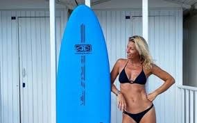 Federica started to appear in tv and public ad campaigns at a young age. Federica Fontana Conquista La Spiaggia Costume Mini E Tavola Da Surf