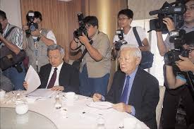 這就要說說台積電董事長張忠謀與聯電榮譽董事長曹興誠二王相爭的故事了。 相較於張忠謀的洋學歷與外商經歷，曹興誠由台大電機系學士、交大管科所碩士畢業後進入工研院。 工研院於 1980 年出資成立聯電後，於 1981 年起轉任聯電副總經理、隔年轉任總經理。 èˆ‡å¼µå¿ è¬€çºé¬¥20å¹´æ›¹èˆˆèª å› å'Œè‰¦æ¡ˆé€€éš±