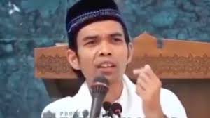 Sang istri memangil uas dengan sebutan abang sementara ia memanggil istrinya dengan sebelum meminang, uas mengejutkan calon istrinya itu dengan menyebutnya akan jadi wanita kedua. Gfzhazflwakwnm