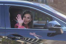 Se desvela el protocolo para cenar en casa de la reina Letizia: "Todos  sentaditos en la mesa"