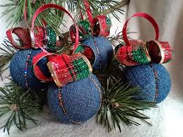 Rotolo di cartone, pittura metallizzata, pennello, forbici, spago, nastro biadesivo pitturare l'addobbo con la pittura metallizzata Un Albero Di Natale Ecologico 11 Idee Fai Da Te E Riciclose