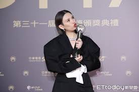 魏如萱（waa wei），1982年10月10日出生于台湾省花莲县，华语流行乐女歌手、电台dj，自然卷前女主唱。2003年，与蔡坤奇组成自然卷组合；同年8月，随自然卷推出组合首支单曲《自然卷》，从而正式出道。2004年，随自然卷推出组合首张音乐专辑《c'est la vie 这就是生活》，并入围第11届新加坡. å¨ƒå¨ƒé­å¦‚è±10æ­²å°±æ±ºå®šç•¶æ­Œæ‰‹ æ‹¼åˆ°ç¬¬ä¸€åå»è¢«èªª é•·å¾—ä¸å¥½çœ‹ä¸èƒ½ç™¼ç‰‡ Ettodayæ˜Ÿå…‰é›² Ettodayæ–°èžé›²