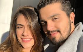 Namorada de luan santana usa vestido curtinho para ir a show dele. Luan Santana Se Declara Em Formatura Da Namorada O Fuxico