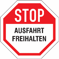 Ein stoppschild zu und sieht, dass auf der vorfahrtstraße weit und breit kein auto in sicht ist. Stoppschilder Kaufen Stop Aufkleber Seton