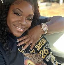 Just because she's single doesn't mean she don't know how to find a man.  Sometimes it means she's just waiting for SOMEONE SPECIAL to come along &  match her efforts 👩🏽‍❤️‍💋‍👨🏾