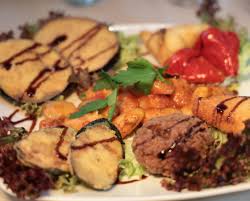 Souzouki besteht aus hack, meistens aus lammfleisch, aber auch vom schwein, rind oder geflügel, und wird geformt, aber nicht in runde laibchen, sondern sie ähneln der frikadellen im. Akropolis Zum Nico Griechisches Restaurant