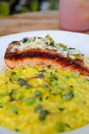 PHILIPPE RESTAURANTE | Salmão rôti ao molho de champagne e alho-poró,  risotto de açafrão e favas: esse é o tipo de prato que faz a gente sonhar  com a França. O... |