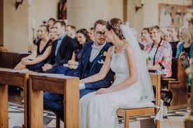 Für brautpaare, die kirchlich heiraten, ist es ein magischer moment: Die Kirchliche Trauung Alles Rund Um Den Ablauf Und Die Planung Eurer Zeremonie Kleiner Flieder