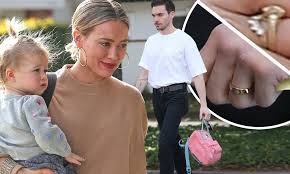 Christmas came early for hilary duff. Hilary Duff And Husband Matthew Koma Flash Their Wedding Bands Daily Mail Online