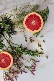 Kardamom Gin Und Grapefruit Um Den Tisch