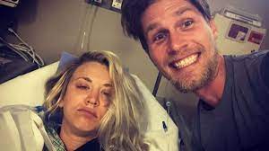 Kaley and amy are still friends to this day. Kaley Cuoco Muss Nach Hochzeit Ins Krankenhaus Und Ihr Mann Postet Lustige Fotos Stars