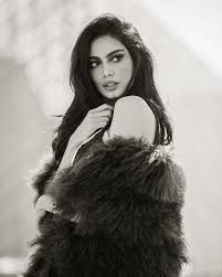 وشاركت فاطمة متابعيها صُورة لها وخاتم الخطوبة بيدها وهي تقف بجانب. 59 Fatima Almomen Ideas Fatima Beauty Makeup Aisle