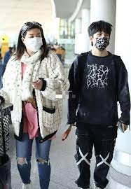 大張偉 wowkie da 【wow】hd 高清官方歌詞版 mv. Da Zhang Wei Appeared At The Airport His Wife Liu Ying Took All The Luggage Walking Side By Side Without Saying A Word Yqqlm