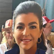 أكدت المصادر أن السيدة ديسانتيس في الموسم 16. @rupaulsdragrace 💅 تلك  الحواجب تتصفح! 👀