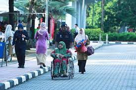 Tubuh keduanya meregang tapi berdekapan erat. Ramai Simpati Ibu Bapa Graduan Disuruh Masuk Dewan Lalu Tepi Longkang Utm Beri Penjelasan