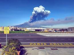 Vulcanul etna a erupt din nou vineri vulcanul etna este renumit pentru activitatea sa frecventa si a vulcanul etna din sicilia a fost surprins de o camera video in timp ce a erupt in acest weekend pe. Vulcanul Etna Èi A FÄcut De Cap Èi A Cutremurat Sicilia