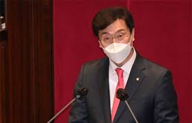 임혜숙 과학기술정보통신부 장관 후보자가 4일 국회 인사청문회에서 '가족 동반 외유성 출장' '남편 논문 실적 부풀리기' 등 각종 의혹에 대해 문제없다고 항변했다. Cdr1bbgwlcu4ym