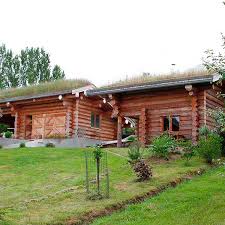 Tous les rondins et bûches ont été rabotés et découpés entre des profils rares qui les rend usinés et uniformes et sont habituellement livrés séchés (par l' air hâtif ou par un foyer façonné) cependant que les maisons rejeton fabriquées par des. Quand Les Opposes S Attirent Une Maison En Rondin Architecture Bois Magazine Infos Sur La Construction Et Maisons En Bois