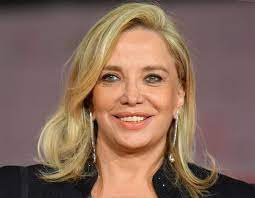 She is the twin sister of dubber, actress, and screenwriter rossella izzo, and the sister of dubbers fiamma izzo and giuppy izzo. Simona Izzo Alchetron The Free Social Encyclopedia