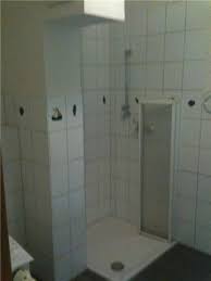 Schon nach einem jahr mietzeit sei der holzrahmen des badezimmerfensters völlig verrottet gewesen, bei den umliegenden fliesenfugen sei es zu verspackungen gekommen usw. Muss Ich Als Mieter Fur Eine Neue Duschwand Aufkommen Recht Mietrecht