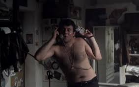 Enzo, irriducibile ragazzo quasi trentenne, privo di amici, disperatamente in cerca di compagnia per un tour del sesso in polonia, recando con sé penne biro e calze di seta, riesce a convincere un demotivato sergio. Verdone Un Sacco Bello Dago Fotogallery