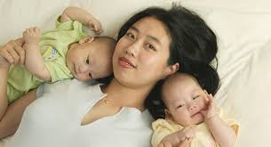 The boon soak is a compact reclining tub made for newborns to toddlers up to 18 months. Caring For Twins Babycentre Uk