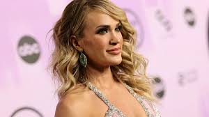 Carrie Underwood wows as she poses in daring skintight outfit