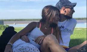 ظهر الأوروجواياني لويس سواريز، مهاجم فريق برشلونة، خلال توجهه إلى منزل صديقه الأرجنتينى ليونيل ميسي ظهر اليوم، الخميس، ونشر البرنامج الشهير jugones الإسباني فيديو يظهر خلاله لويس سواريز وزوجته صوفيا أثناء سيرهما على الأقدام متوجهين إلى منزل الأرجنتينى ليونيل ميسي، وتم. Ø¨ÙˆØ§Ø¨Ø© Ø±ÙˆØ² Ø§Ù„ÙŠÙˆØ³Ù Ù„ÙŠÙˆÙ†ÙŠÙ„ Ù…ÙŠØ³ÙŠ ÙŠÙ…ØªØµ Ø£Ø´Ø¹Ø© Ø§Ù„Ø´Ù…Ø³ Ù…Ø¹ Ø²ÙˆØ¬ØªÙ‡ ÙˆØ£Ø·ÙØ§Ù„Ù‡ Ø¨Ø§Ù„Ø£Ø±Ø¬Ù†ØªÙŠÙ†