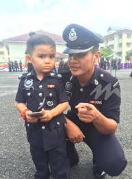 Nampak jururawat, mesti terbayangkan gadis pakai baju putih. Tular Anak Pakai Uniform Polis Ibu Habiskan Ratusan Ringgit Untuk Inspektor Matin Lepat Pisang