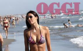 Check spelling or type a new query. Elisabetta Gregoraci Il Primo Mostruoso Bikini Della Stagione A 40 Anni Cosi E Al Suo Fianco Libero Quotidiano