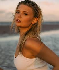 Lilly Peck's Instagram, Twitter & Facebook