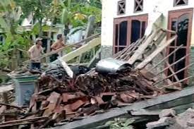 Gempa bumi malang 2021 adalah gempa bumi berkekuatan 6,1 mw yang terjadi pada 10 april 2021 pada pukul 14:00 wib dengan kedalaman gempa 80 km. 16 Kabupaten Kota Di Jatim Terdampak Gempa Malang Korban Tewas Sudah 8 Orang Id Times Com