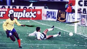 Duván zapata (colombia) remate con la derecha desde muy cerca por el centro de la portería. Hace 25 Anos Colombia Nos Bailo Y Goleo En El Monumenta En Taringa