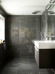 Schiefer Pragt Dieses Minimalistische Aber Gelungene Badezimmer Von Leivars Bad Fliesen Designs Bad Inspiration Badezimmer