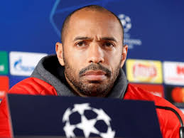 Henry reprime a un jugador tras no recoger su silla en la rueda de prensa