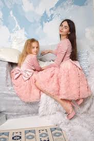Stiamo parlando di un brand originale che propone collezioni per donne e bambine di tutte le età. Mother Daughter Matching Dress Mommy And Me Outfits Roses Dresses Photoshoot Mother Daughter Dress Photo Session Mommy And Me Dress Vestiti Per Bambine Piccole Abiti Rosa Madre Figlia