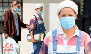 27, posting a baby bump pic on instagram and tagging new boyfriend alev aydin.but who is he? Halsey Wears Overalls And Picks Up Art Supplies With Alev Aydin Daily Mail Online